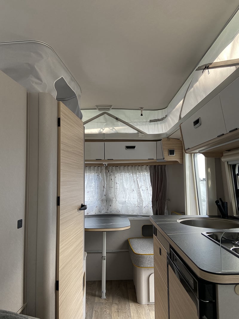Caravane Eriba Touring 430 Urban Edition vue intérieure salon