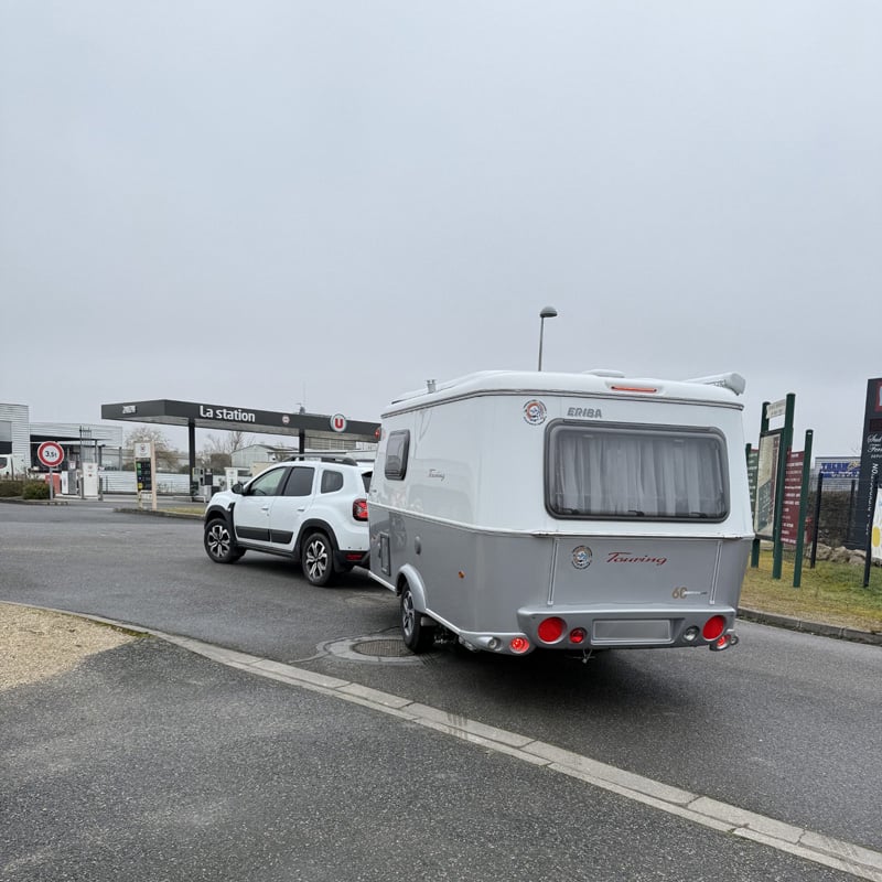 Photo Eriba Tourring 420 face arrière en route