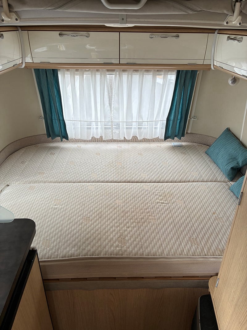 Caravane Eriba Touring 430 - 60e Edition espace couchage