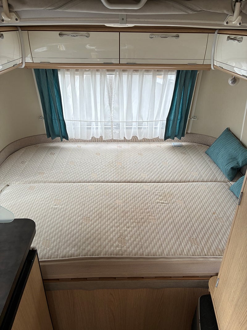 Caravane Eriba Touring 430 - 60e Edition espace couchage