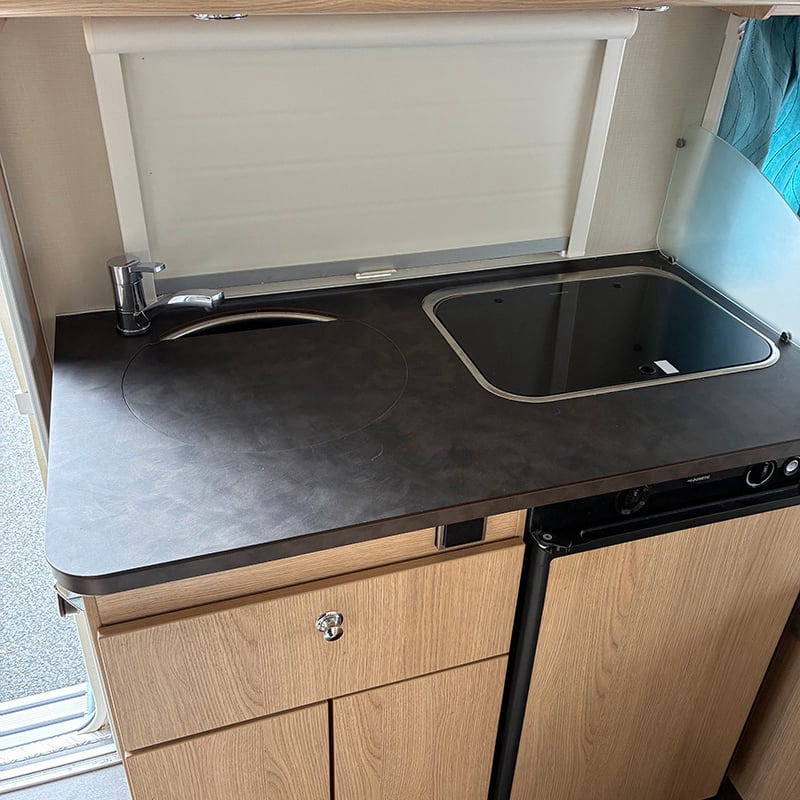 Caravane Eriba Touring 430 - 60e Edition espace cuisine protections fermées