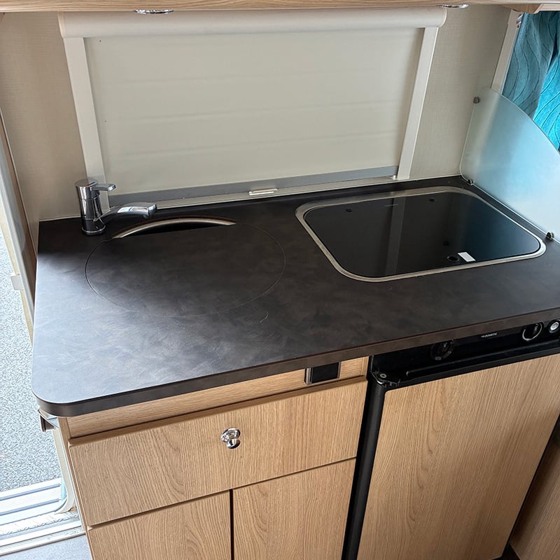 Caravane Eriba Touring 430 - 60e Edition espace cuisine protections fermées