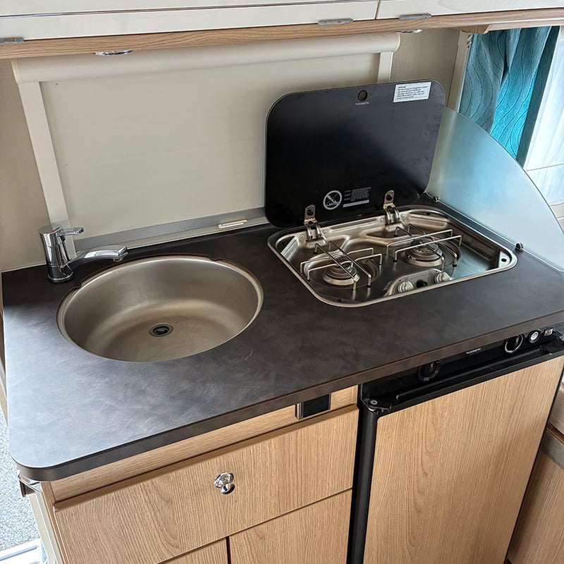 Caravane Eriba Touring 430 - 60e Edition espace cuisine protections ouvertes