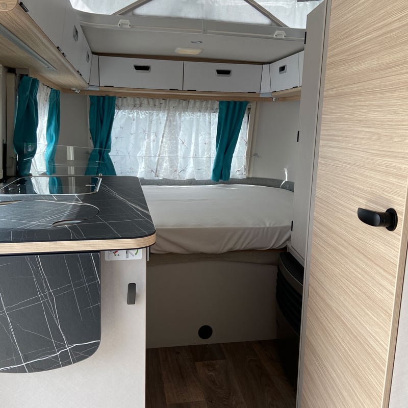 Caravane Eriba Touring 430 Urban Edition vue intérieur couchage