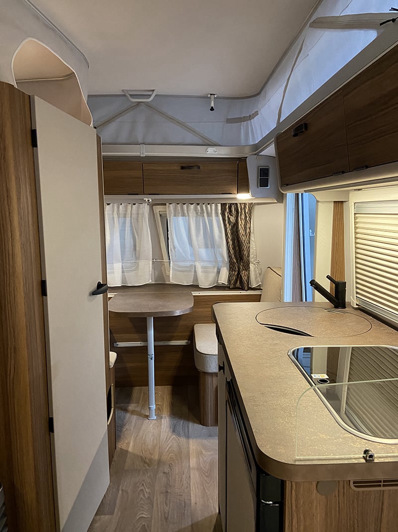 Caravane Eriba Touring 430 vue intérieure salon