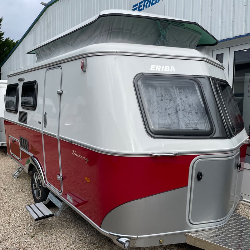 Caravane Eriba Touring 530 Collection 2024 profil avant droit toit relevé