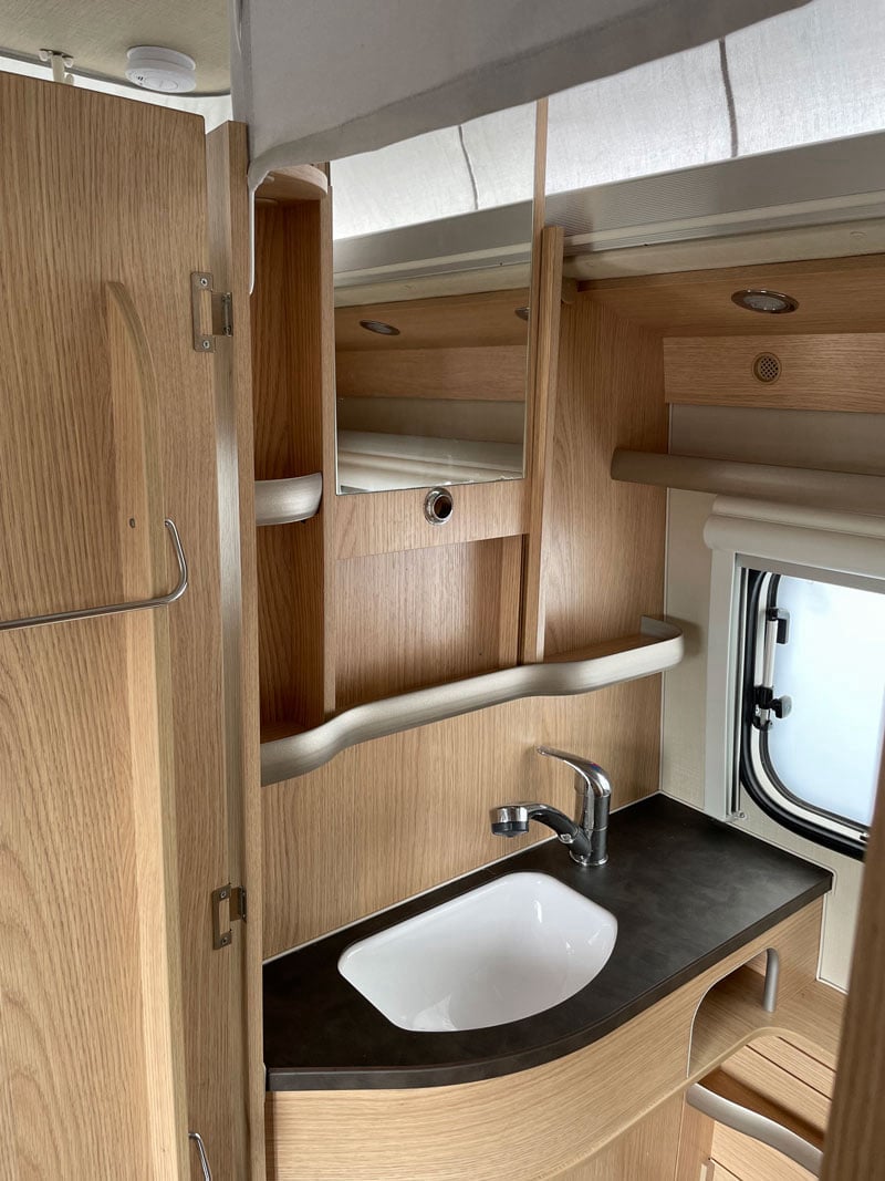 Caravane Eriba Triton 430 - 60e édition espace sanitaire lavabo