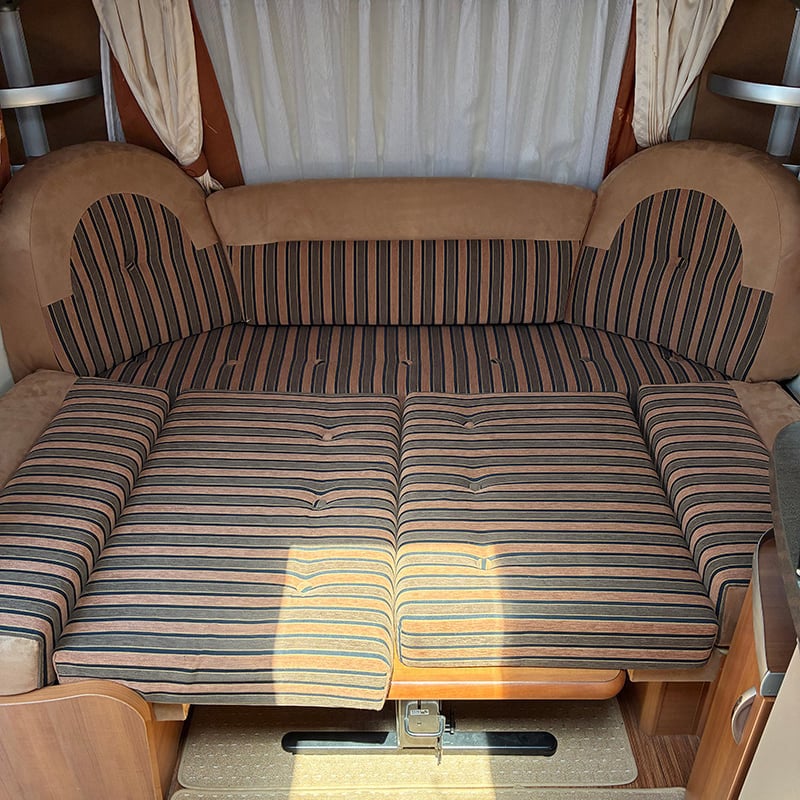 Caravane Hobby 495 uf espace couchage central