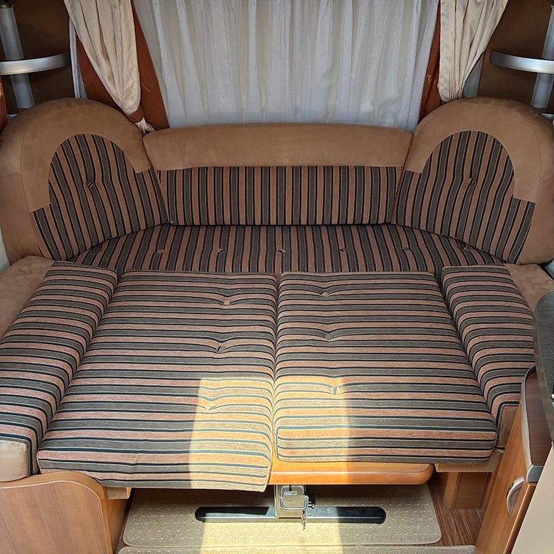 Caravane Hobby 495 uf espace couchage central