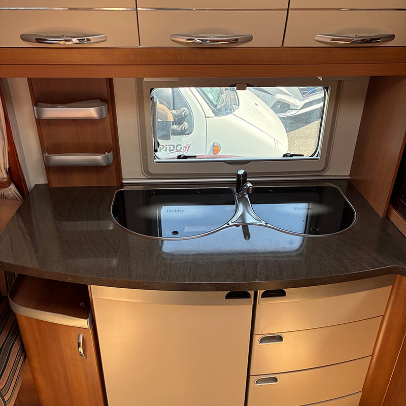 Caravane Hobby 495 uf espace cuisine protections fermées
