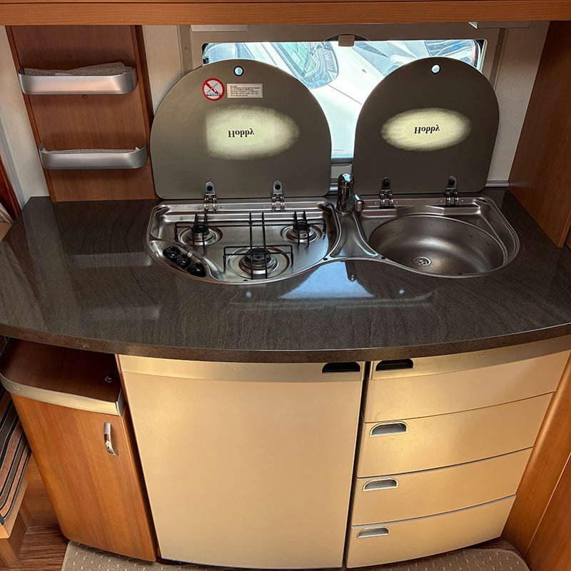 Caravane Hobby 495 uf espace cuisine protections ouvertes