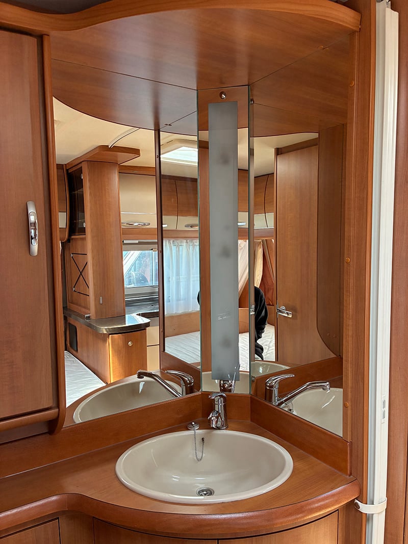 Caravane Hobby 495 uf espace sanitaire lavabo