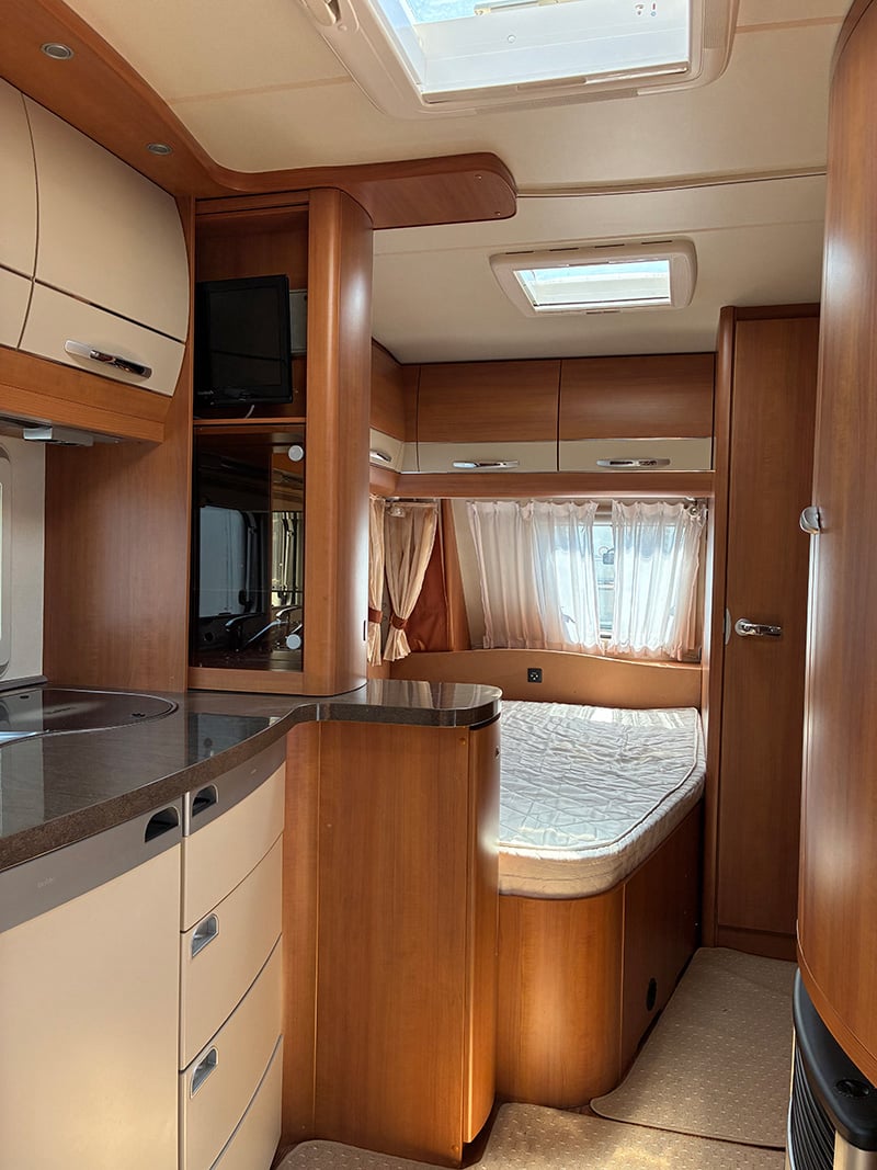 Caravane Hobby 495 uf vue intérieure couchage