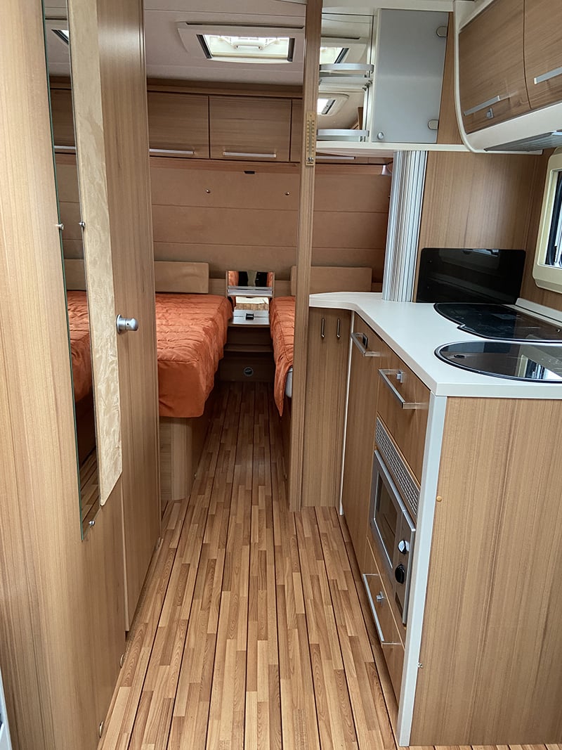 Caravane Knaus Südwind 500 EU vue intérieure couchage