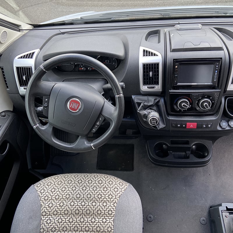 Fourgon Laika Kosmo 5.4 cabine de pilotage