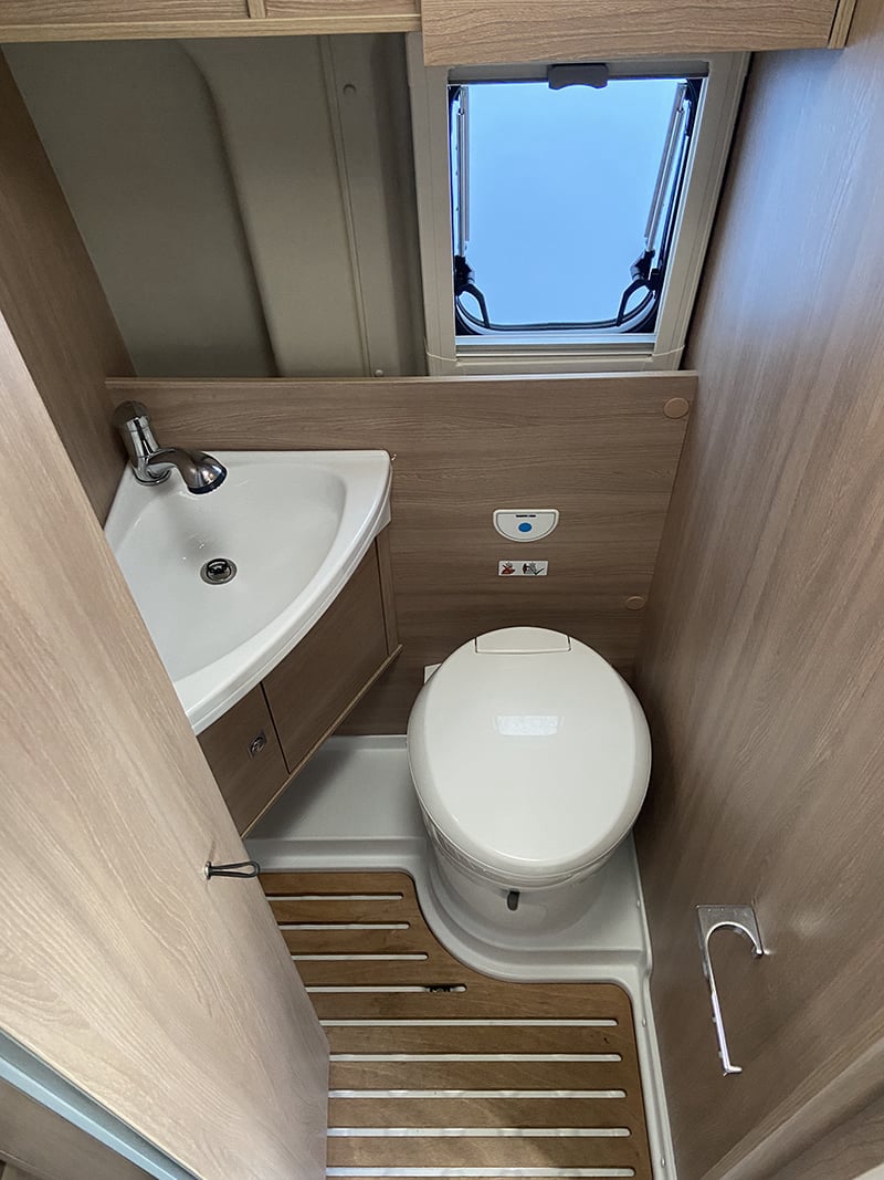 Fourgon Laika Kosmo 5.4 espace sanitaire