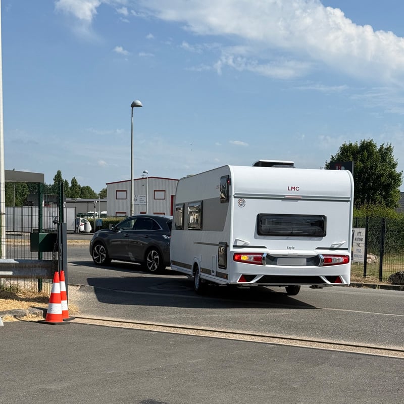 Photo Caravane LMC 490 K juste après le départ