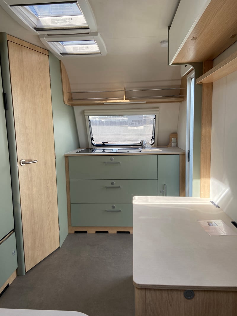 Caravane LMC Style 400 F vue intérieure cuisine