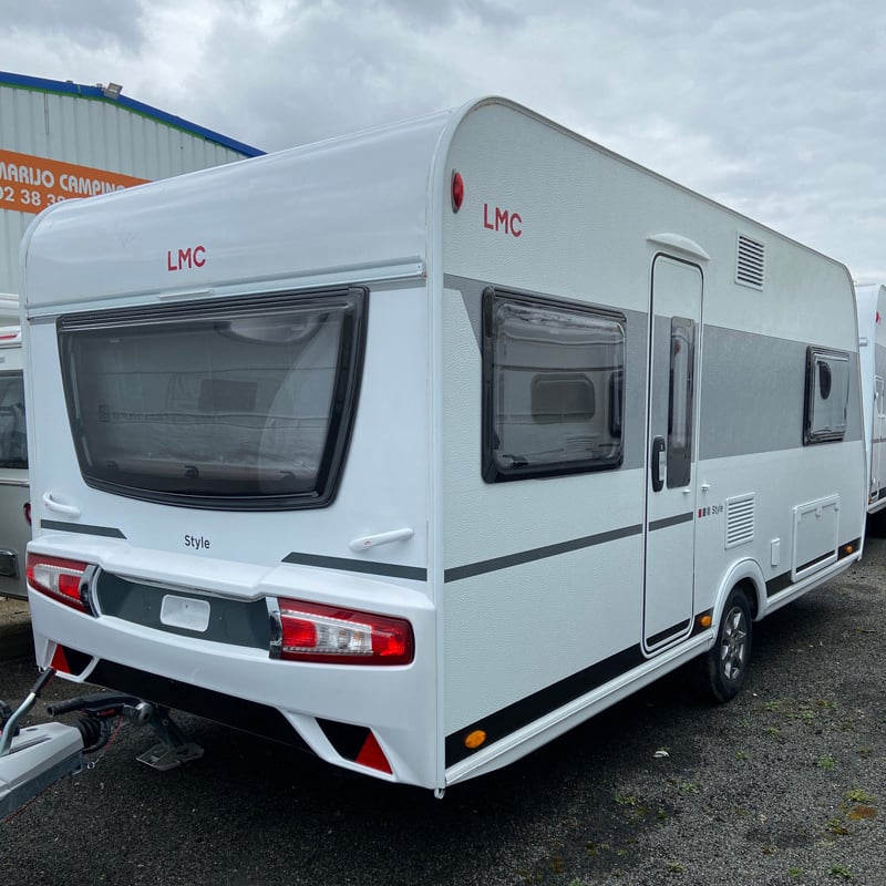 Caravane LMC Style 440 D profil arrière droit