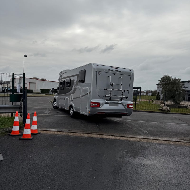 Photo Profilé Adria 570 face arrière lors de son départ