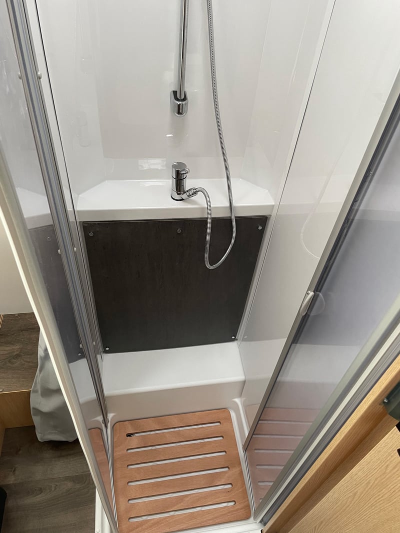 Intégral Sunlight i69 L Espace douche avec caillebotis