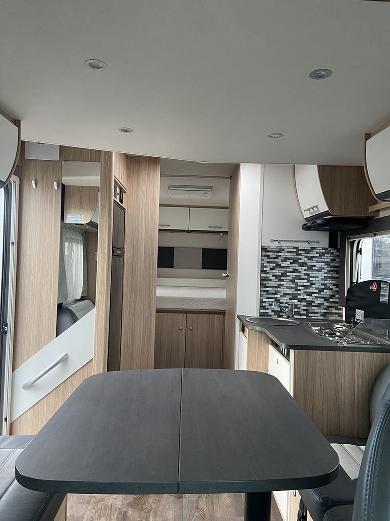 Profilé Sunlight T69 LC Adventure Line vue intérieure couchage