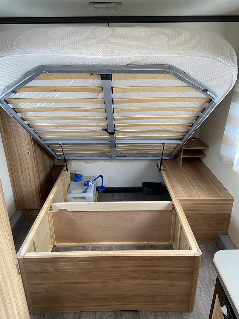 Caravane Steckeman Starlett 480 CP Confort espace rangement sous couchage