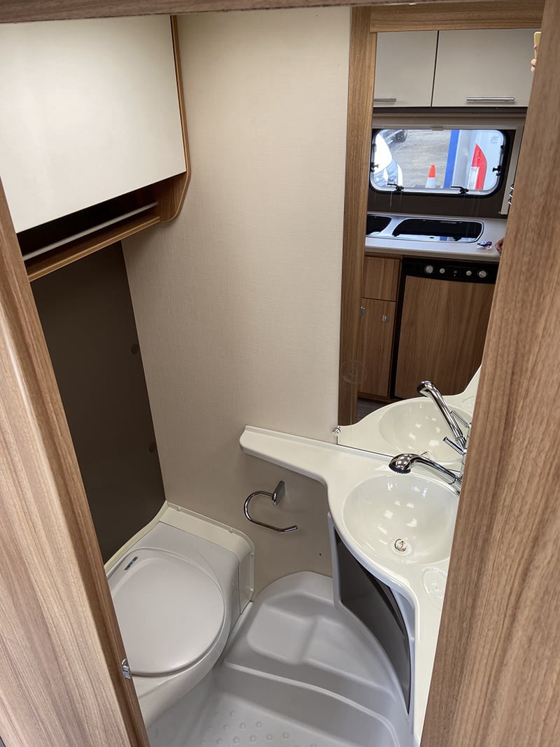 Caravane Steckeman Starlett 480 CP Confort espace sanitaire
