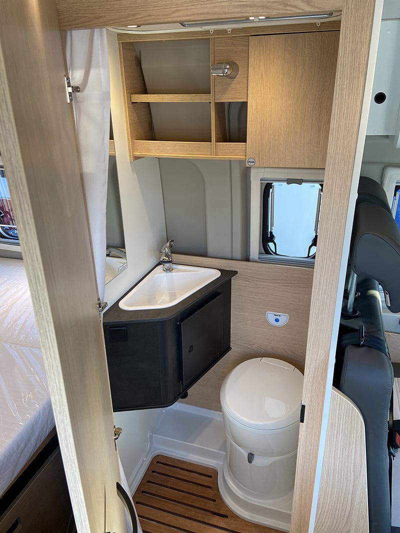 Sunlight Cliff 540 RT Adventure espace sanitaire